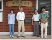 アスファルト舗装園路と農園